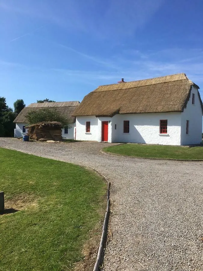 Dunguaire Thatched Cottages غالواي أيرلندا