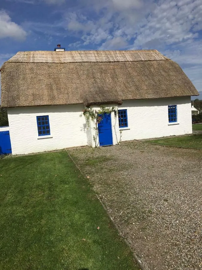Dunguaire Thatched Cottages غالواي