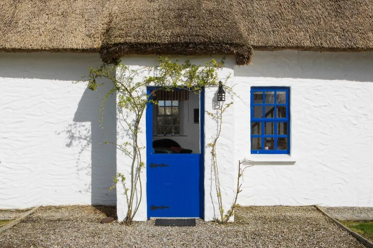 بيت للعطل Dunguaire Thatched Cottages غالواي أيرلندا
